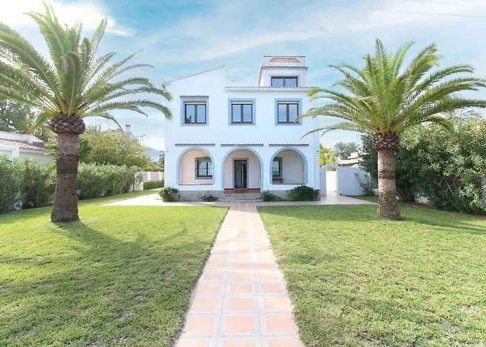 Villa Casa Ained - Beachfront Luxury