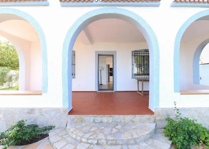Villa Casa Ained - Beachfront Luxury